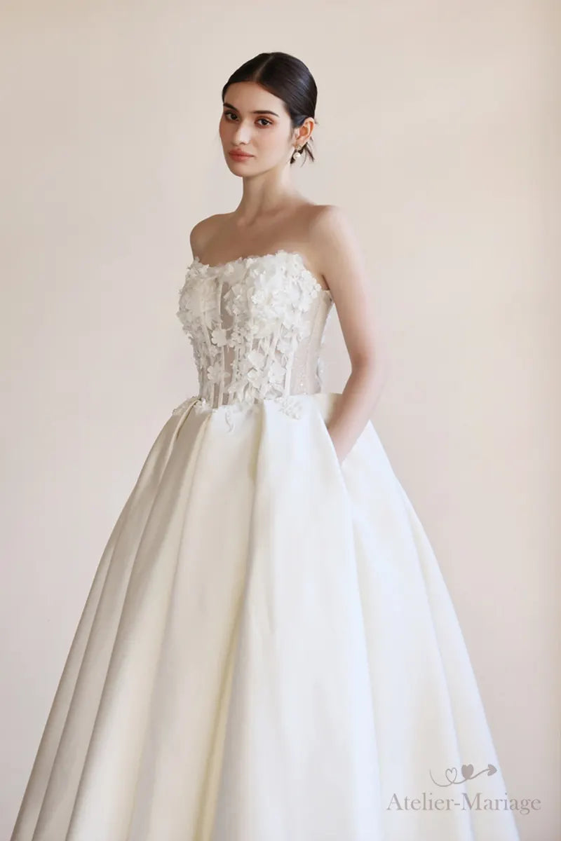 Robe de mariée bohème sur-mesure avec fleurs 3D et dentelle fine, style bustier et jupe ample