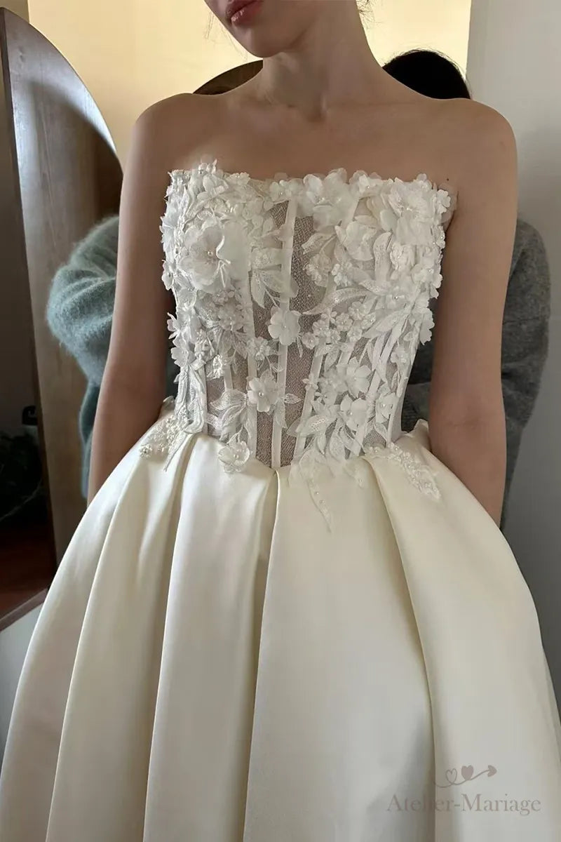 Robe de mariée bohème sur-mesure avec dentelle fine et fleurs 3D, bustier sans bretelles et jupe fluide