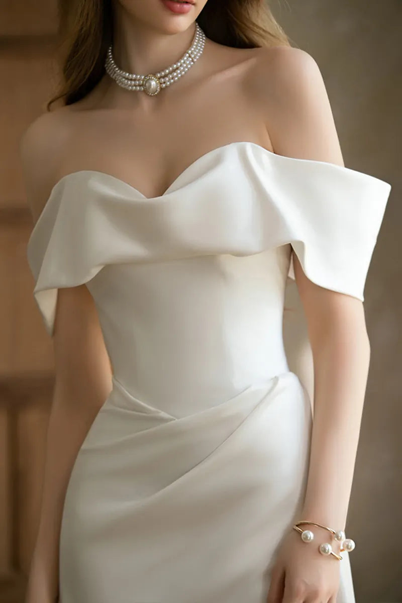 Robe de Mariée en Satin Bardot avec Fente Glamour - col bateau délicat