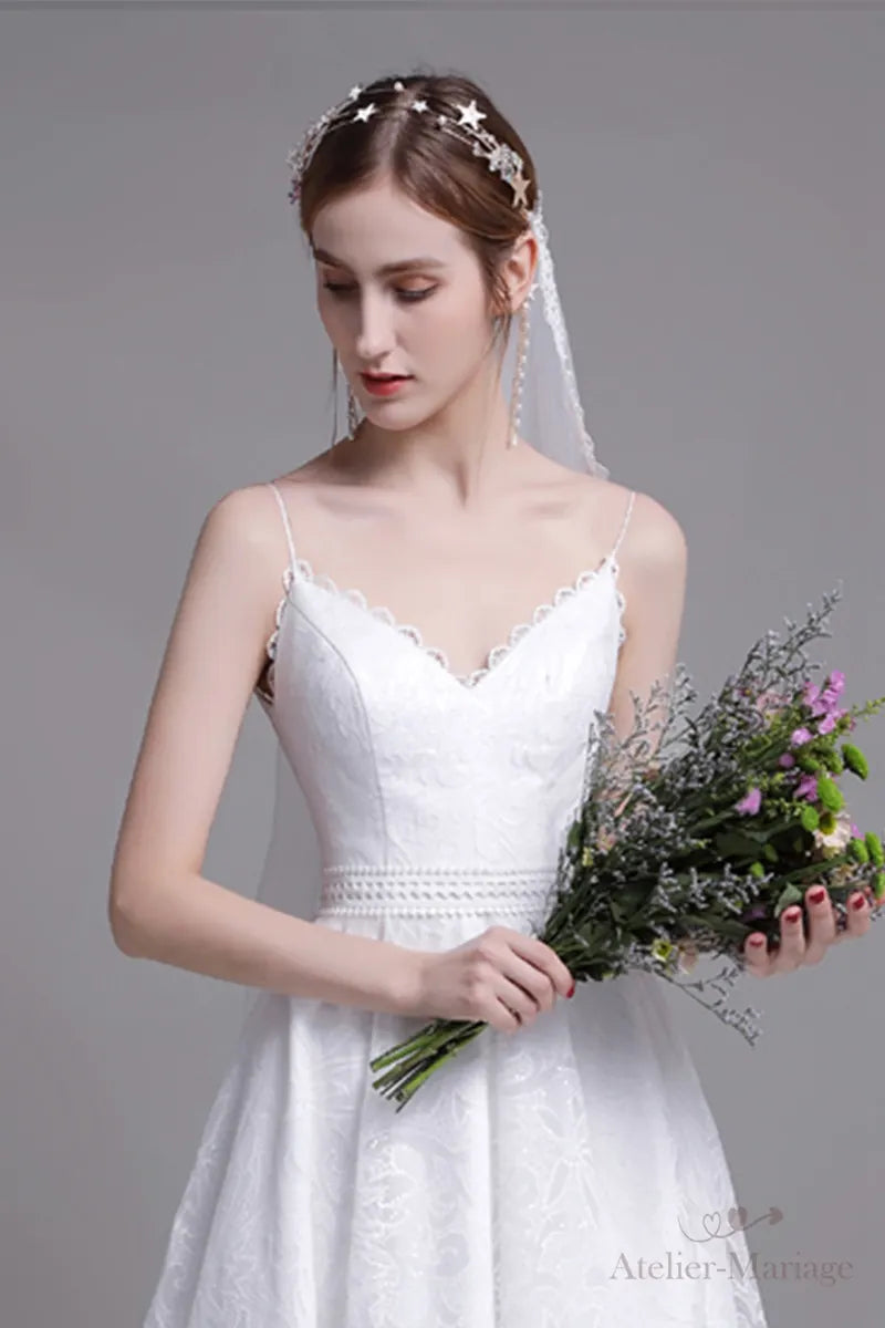 Voile en dentelle 90 cm avec peigne perlé porté par la mariée