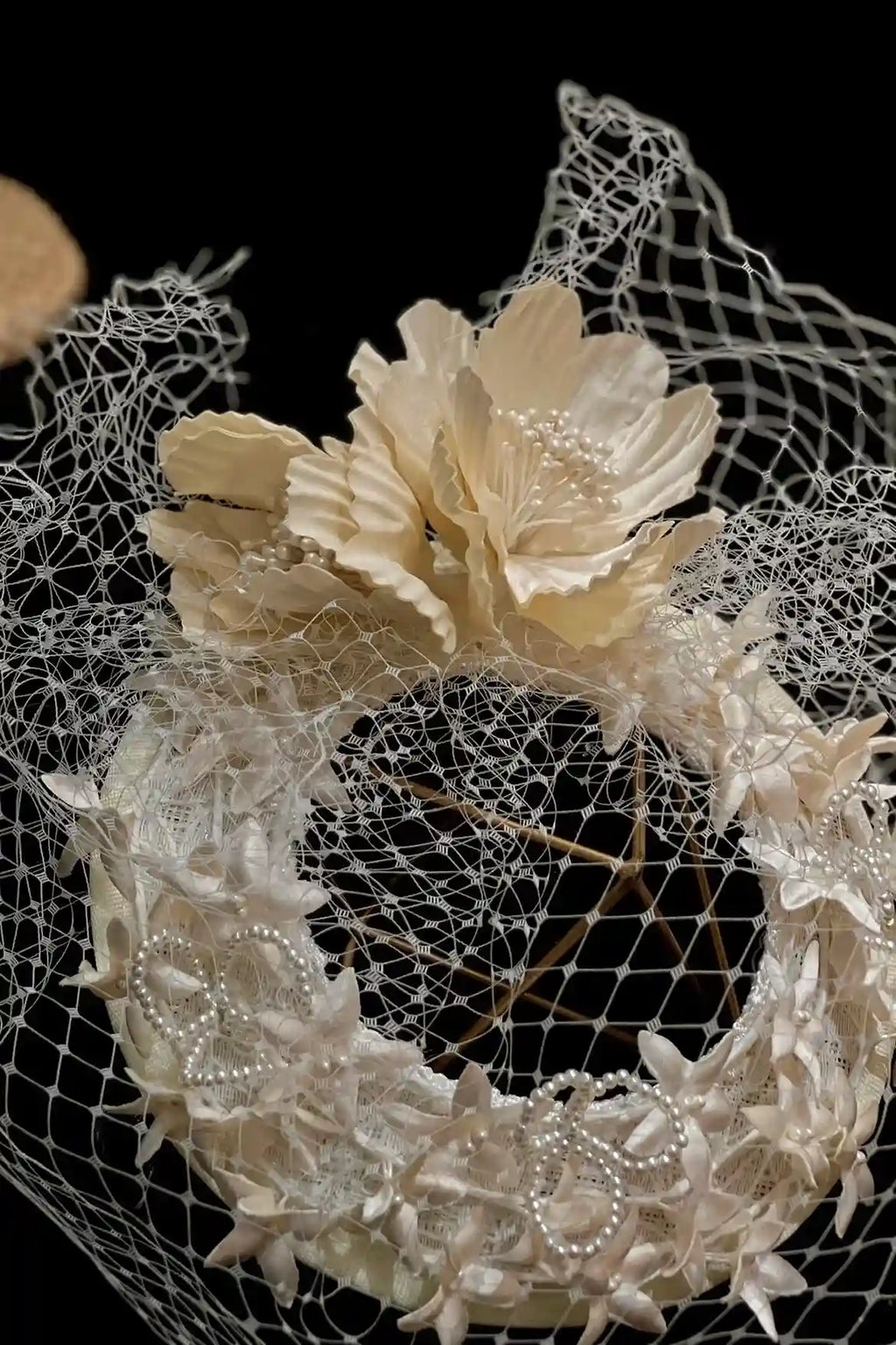 Face avant du chapeau de mariée Aura avec fleurs en 3D et broderies de perles.