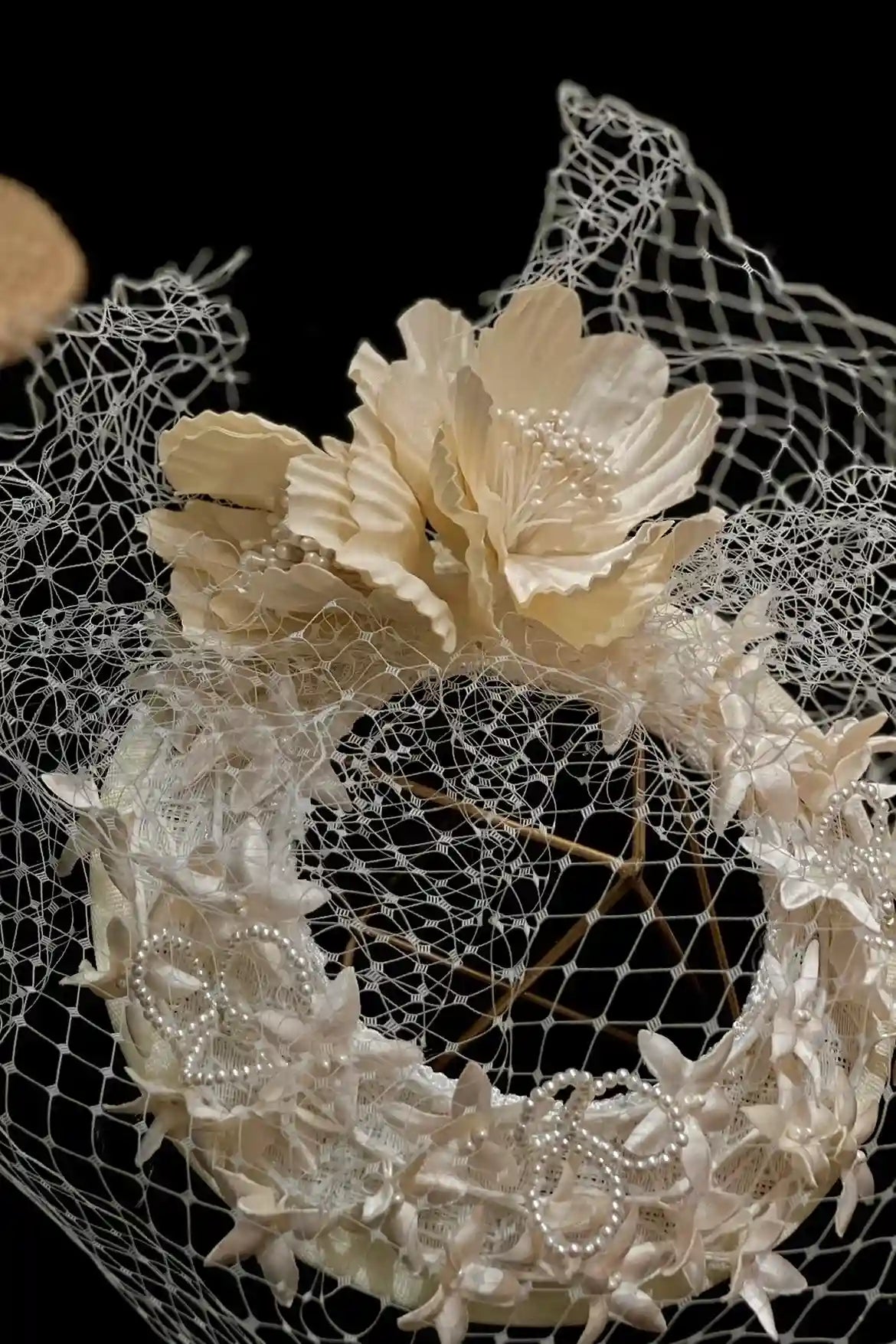 Face avant du chapeau de mariée Aura avec fleurs en 3D et broderies de perles.