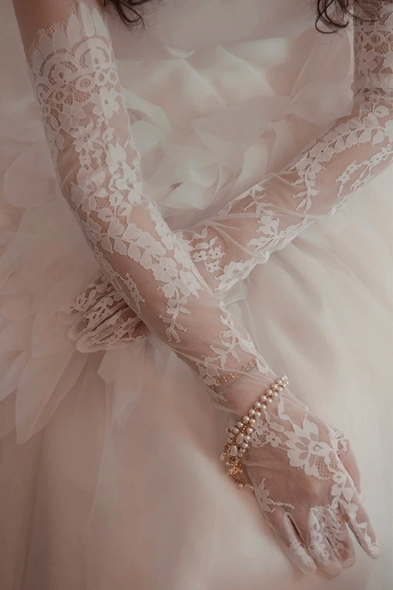 Look de mariage civil avec des gants longs en dentelle ivoire et tulle souple.
