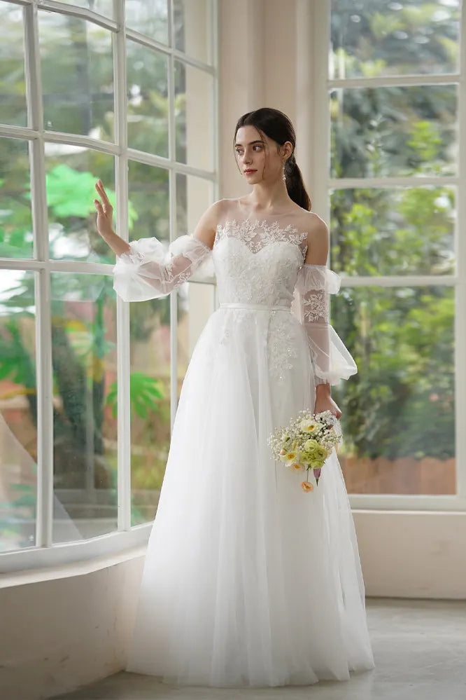 Rendu complet d'une manche robe de mariée amovible portée sur une robe bustier, style romantique et féerique.