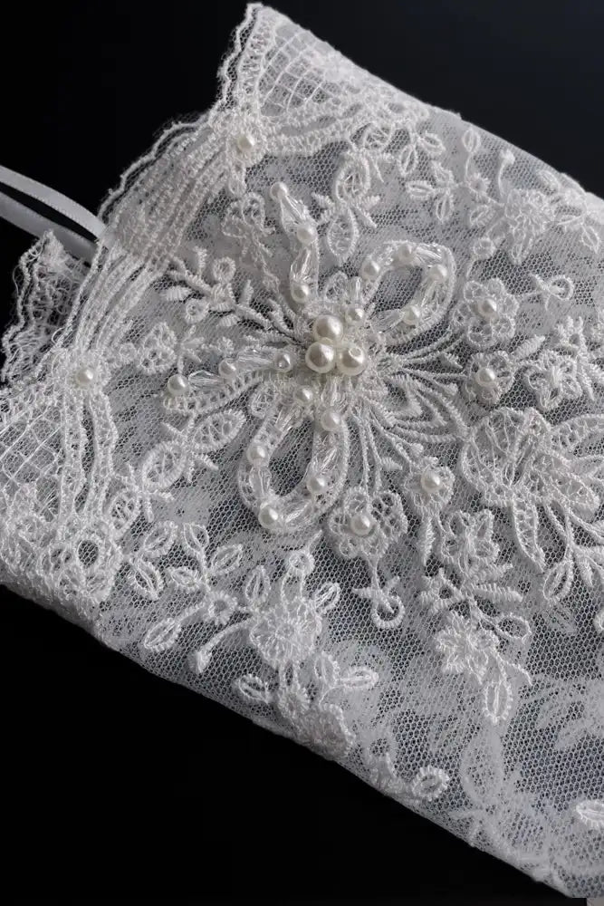 Accessoire de mariage indispensable : paire de manches en tulle et dentelle florale perlée.