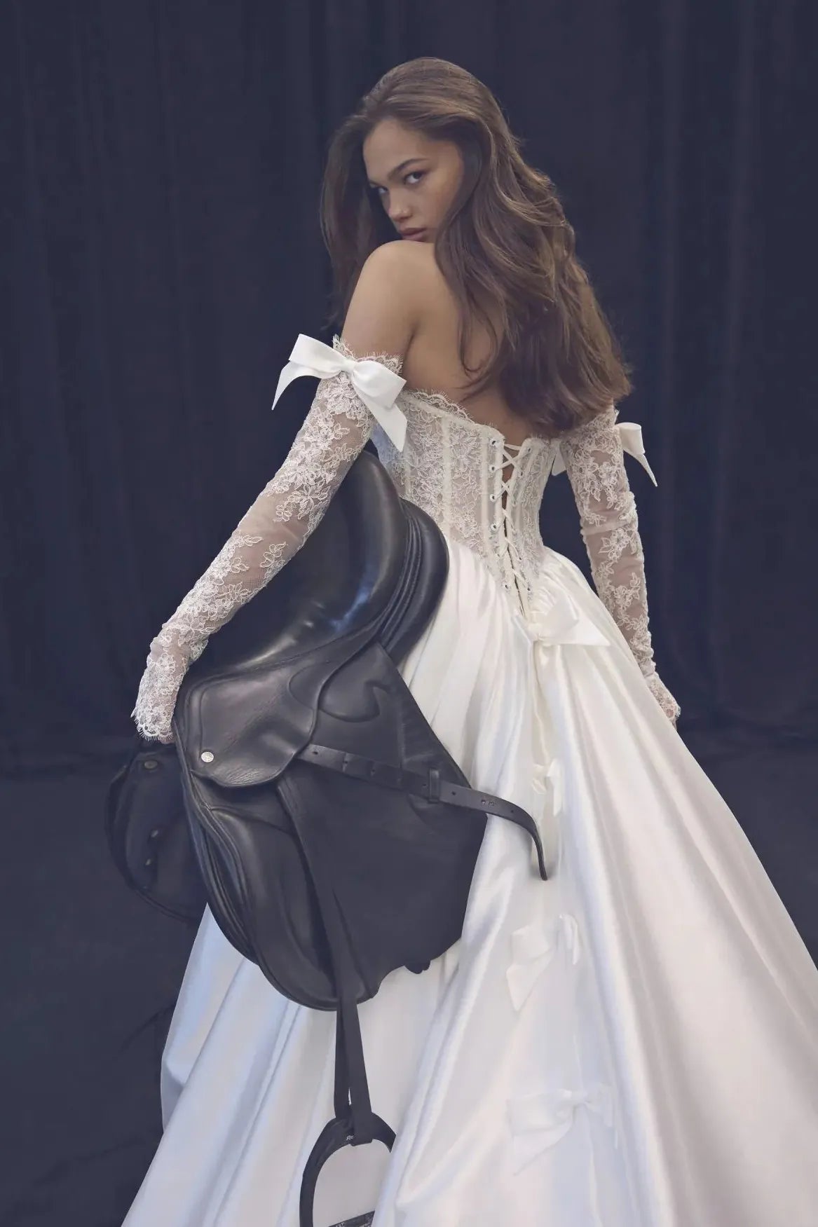 Mariée portant des manches détachables à nœuds pour un look coquette et romantique.