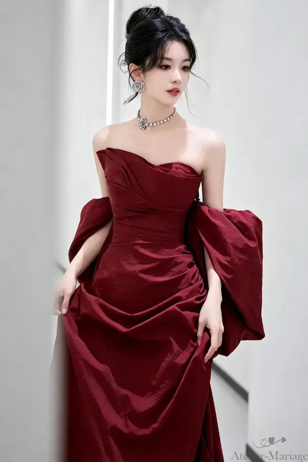Allure majestueuse d'une robe de cocktail bordeaux pour mariage ou gala, esprit haute couture.