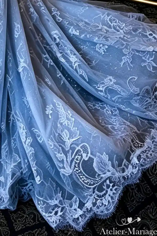 Travail minutieux de placement de la dentelle pour un effet romantique et moderne.