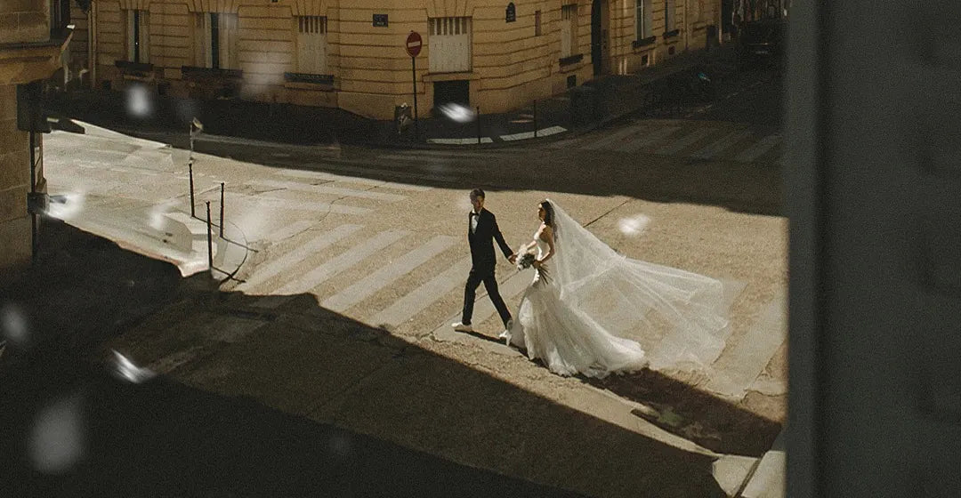 Robe de Mariée bohème - traîne majestueuse, couple romantique en ville