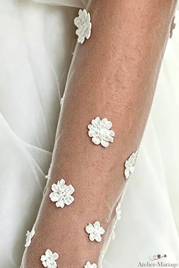 Finesse du tulle transparent effet tatouage et fleurs 3D sur l'avant-bras