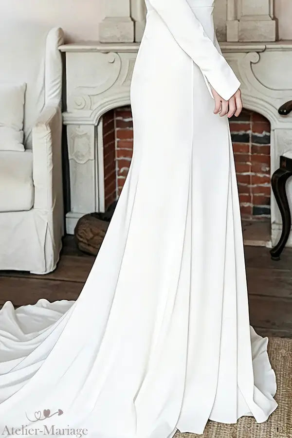 Vue du bas de la robe en satin fluide avec sa traîne élégante, montrant le tombé impeccable et la coupe minimaliste.