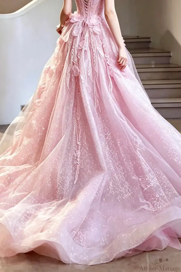 Détails du bas de robe volumineux en tulle pailleté avec fleurs 3D en relief.