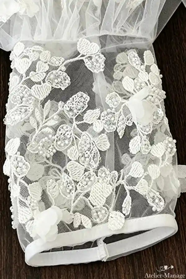 Finition soignée des bras ajustés en dentelle pour tenue de mariage