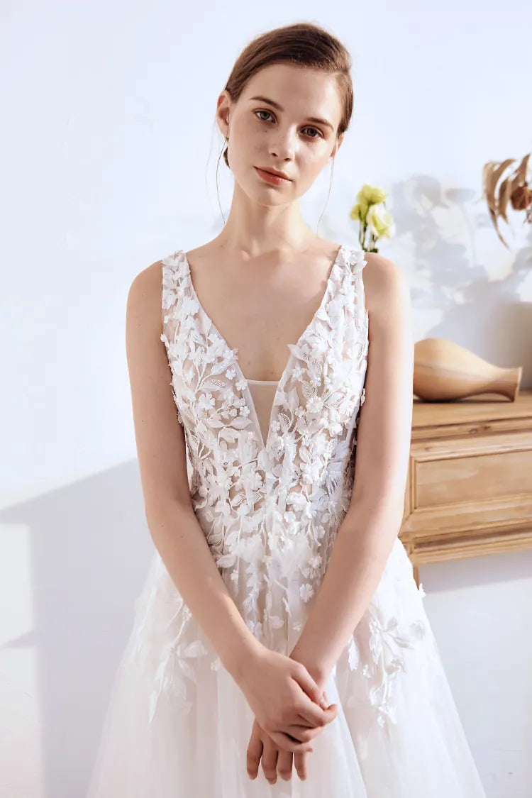 Gros plan sur les fines bretelles ornées de fleurs 3D.