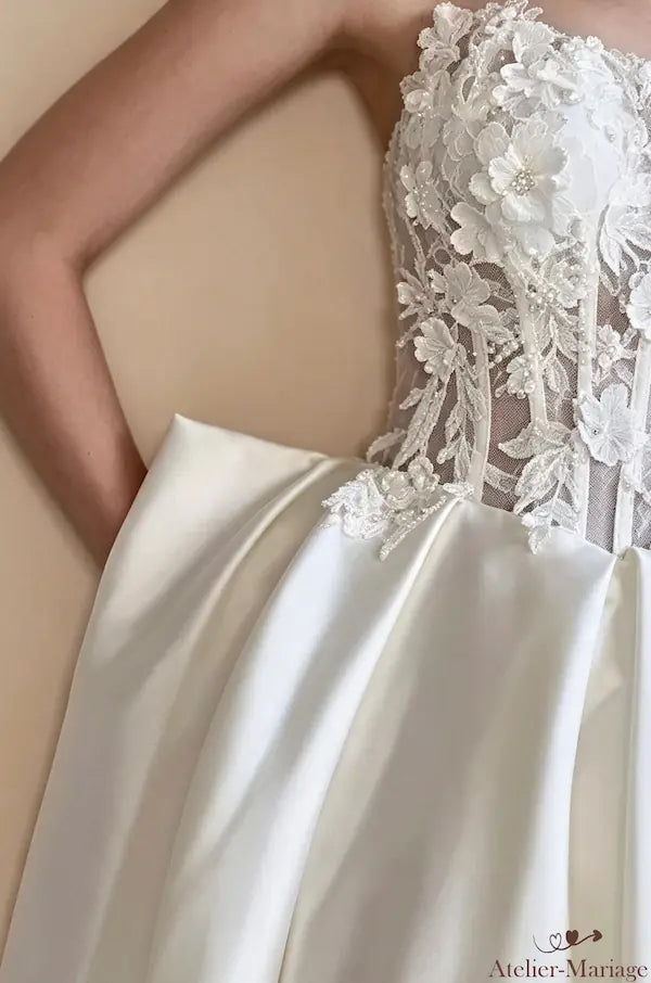 Zoom sur les broderies florales en relief et les perles scintillantes cousues main.