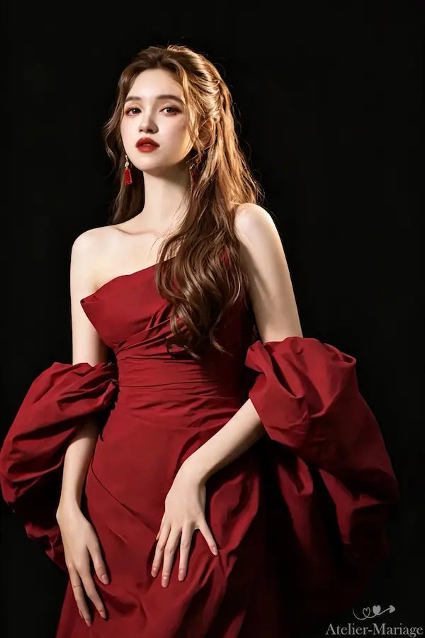 Détail du bustier asymétrique drapé main pour une silhouette élégante et moderne, coloris bordeaux.