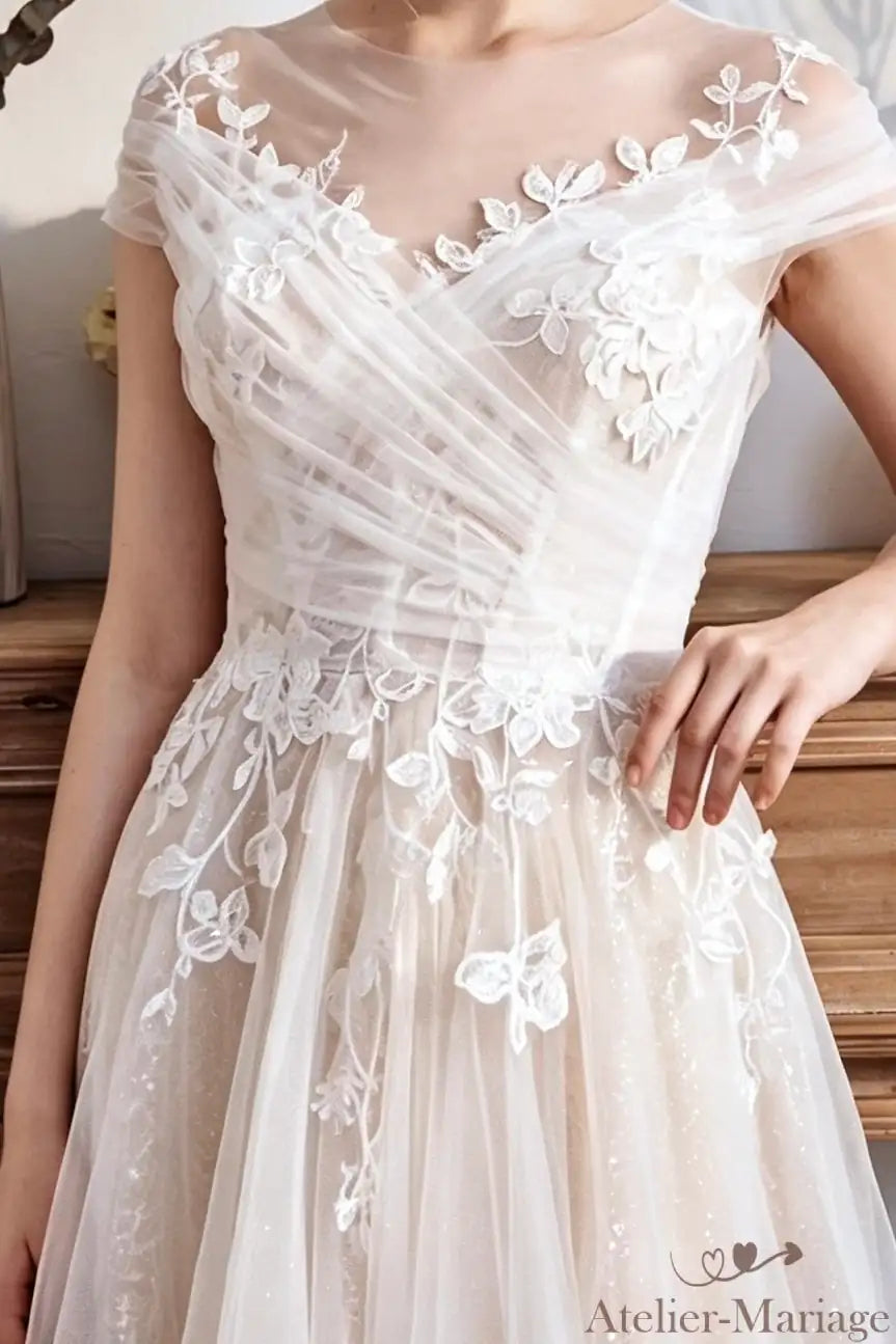 Vue frontale du bustier cœur parsemé de fleurs 3D pour une mariée féerique.