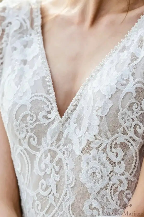 Détails du bustier en dentelle perlée offrant un maintien et une élégance absolue.