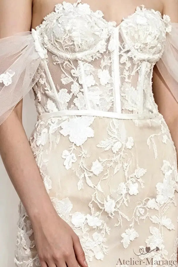 Détails du bustier en dentelle florale avec jeux de transparence pour une robe sirène.