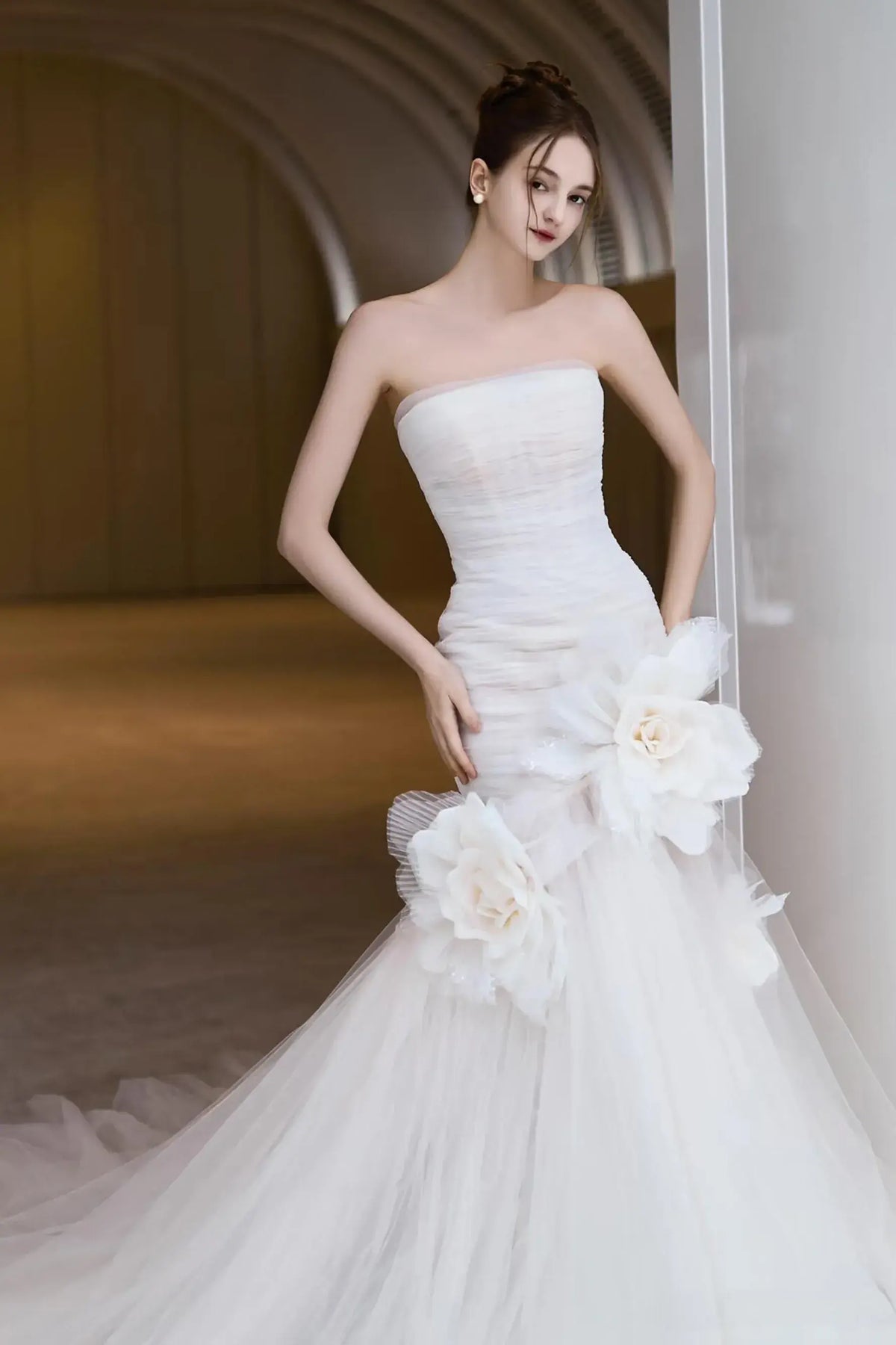 Détail du bustier drapé élégant et sans bretelles d'une robe de mariée haute couture.