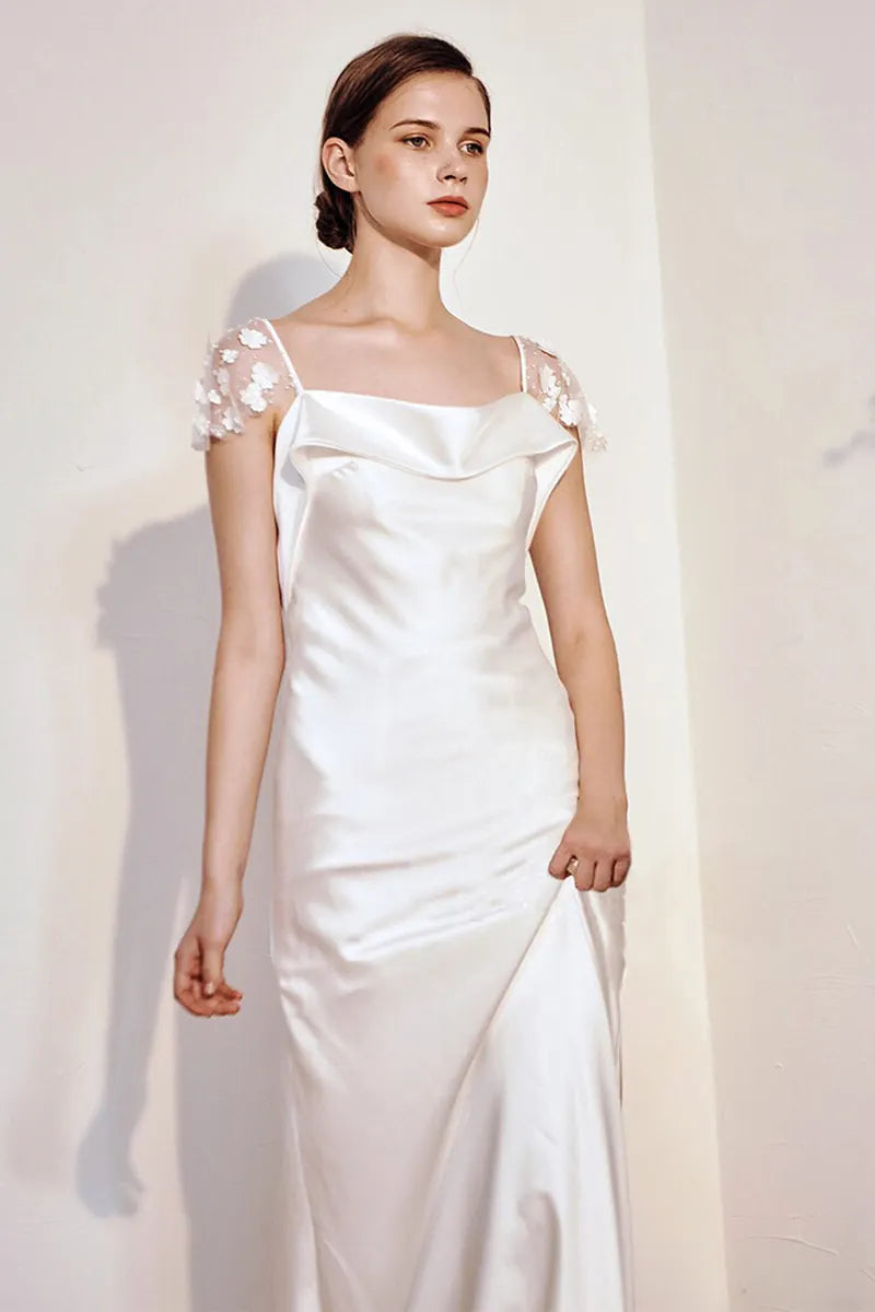 Bustier drapé chic et minimaliste d'une robe de mariée en satin.