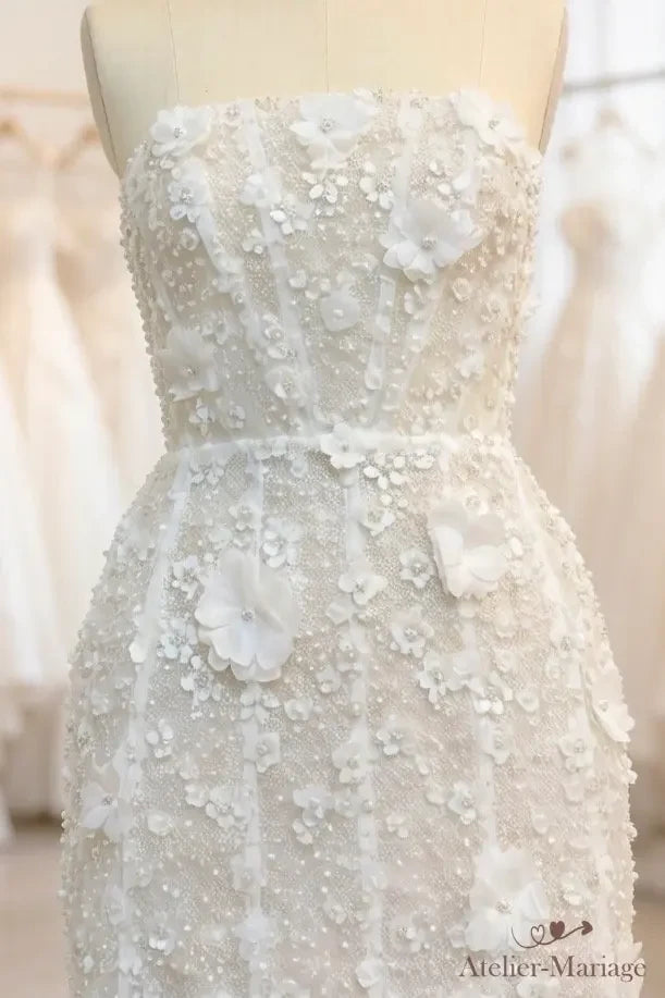 Gros plan sur le bustier droit et le corset baleiné brodé de perles, de sequins et de fleurs 3D