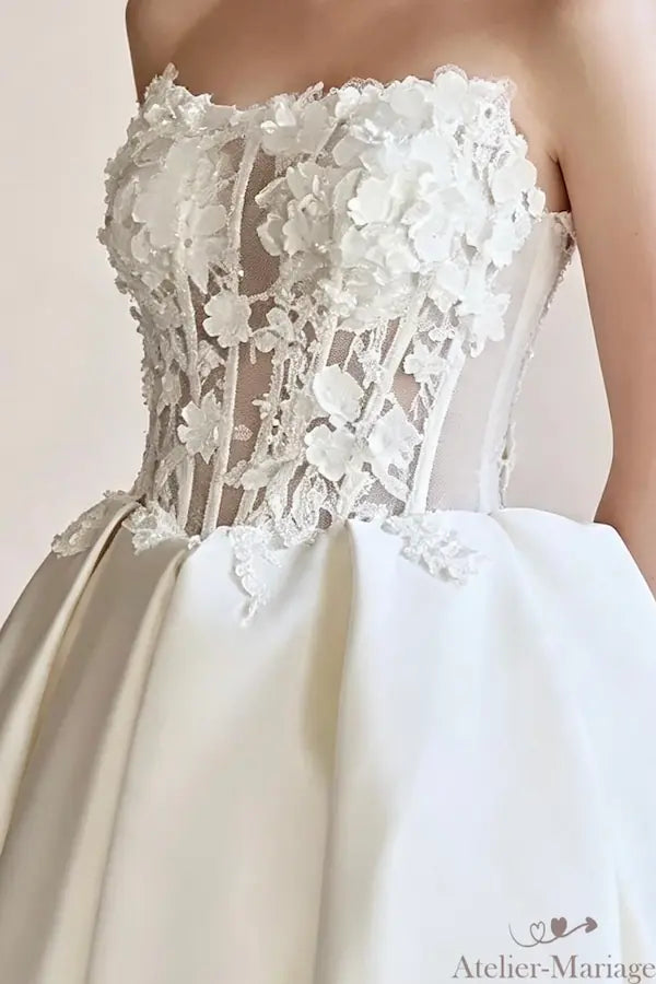 Structure du bustier avec fleurs 3D offrant un relief spectaculaire et romantique.