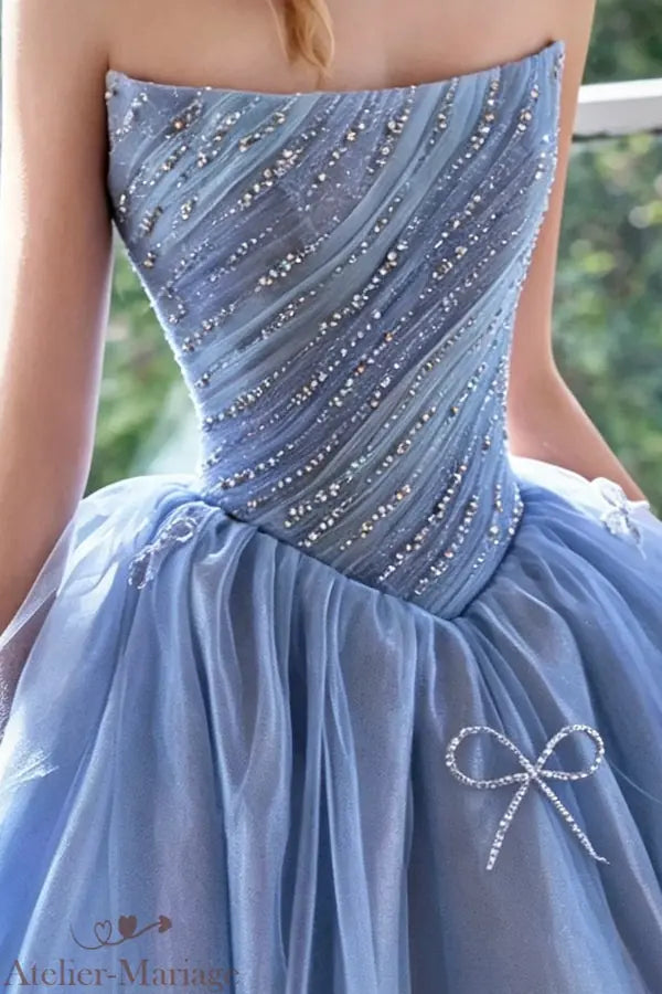 Zoom sur le bustier plissé main et les noeuds 3D perlés d'une robe de mariée bleue princesse.