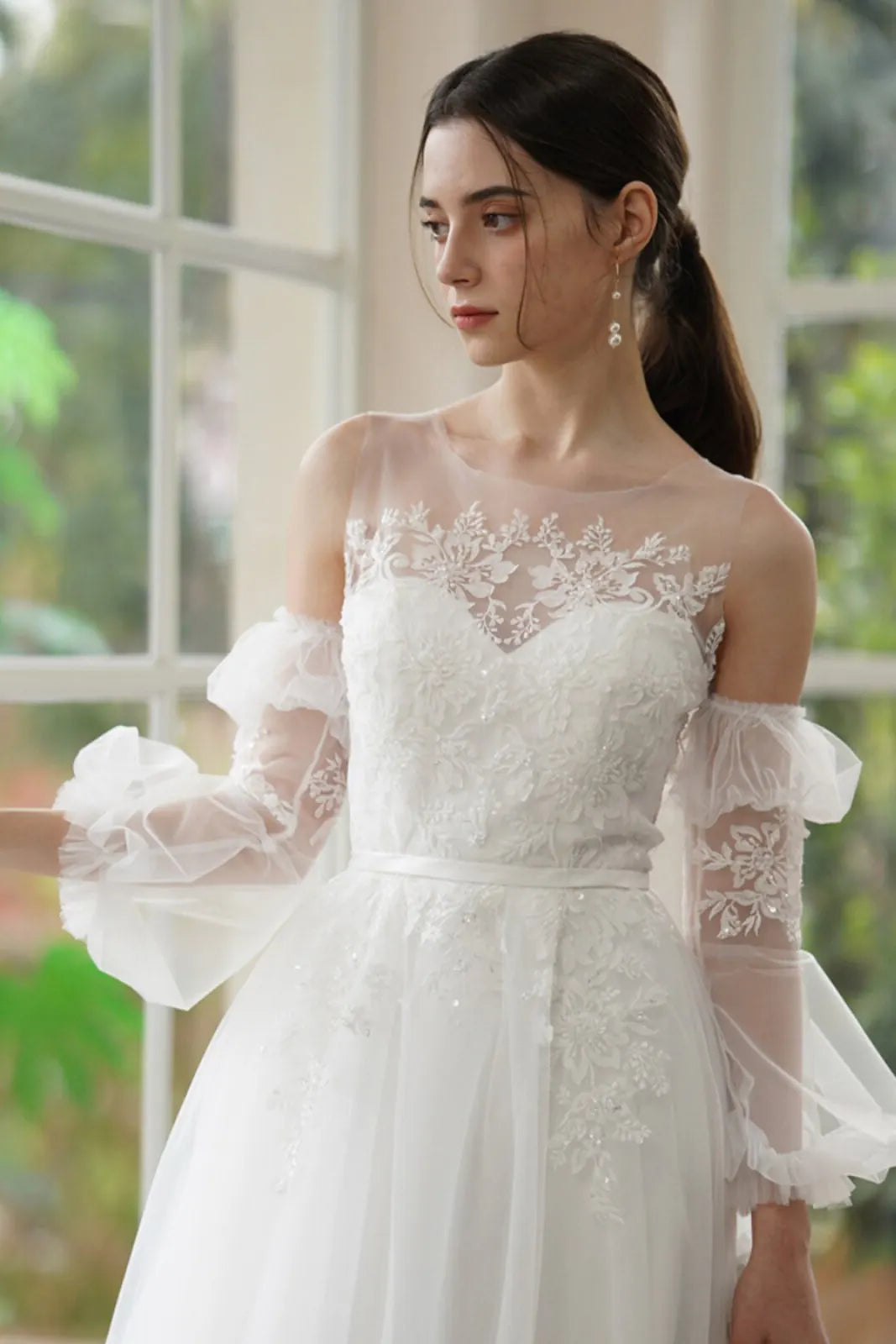 Gros plan sur la dentelle fine cousue main du bustier de la robe Éclat.