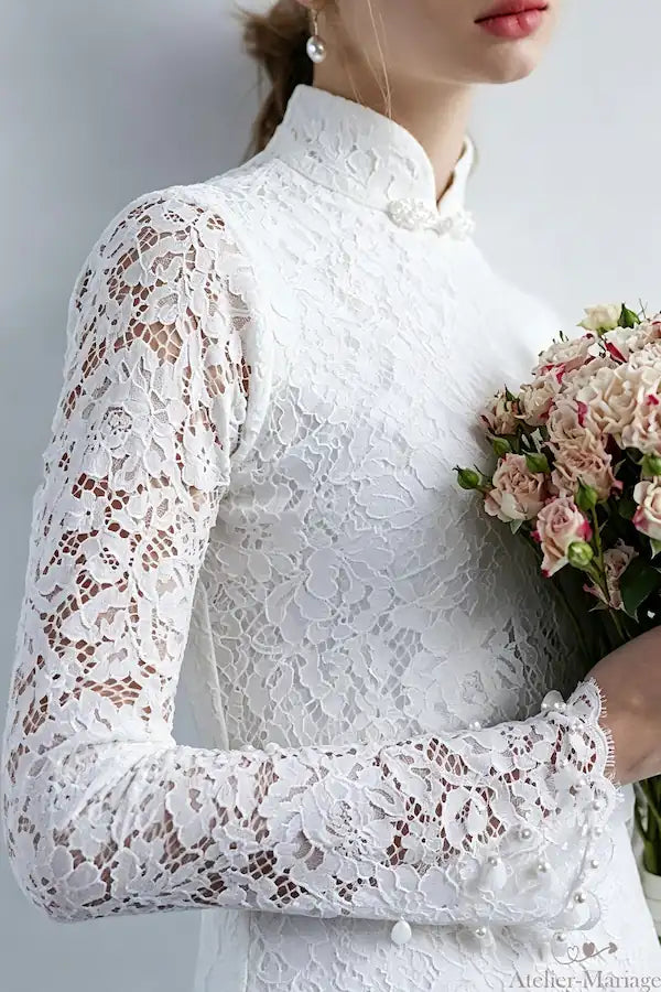 Détail du col montant et de la dentelle travaillée pour une robe de mariée orientale vintage, alliant tradition et modernité.
