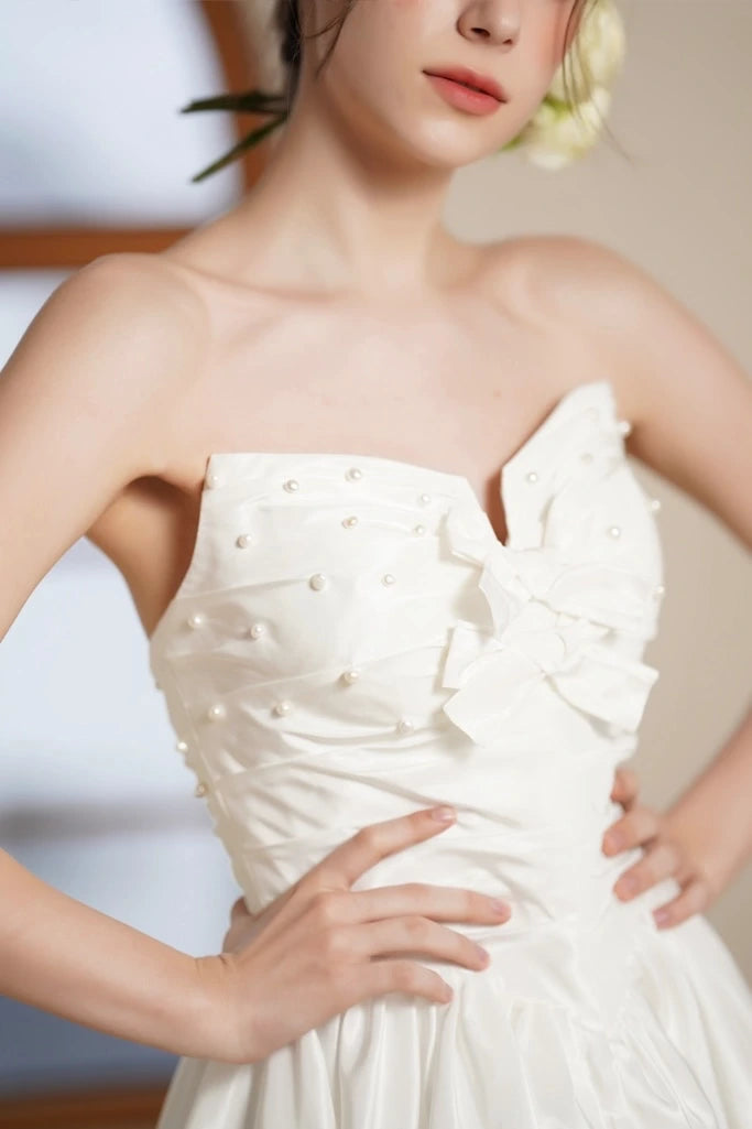 Le tombé impeccable et les finitions artisanales de notre création sur-mesure asymétrique.