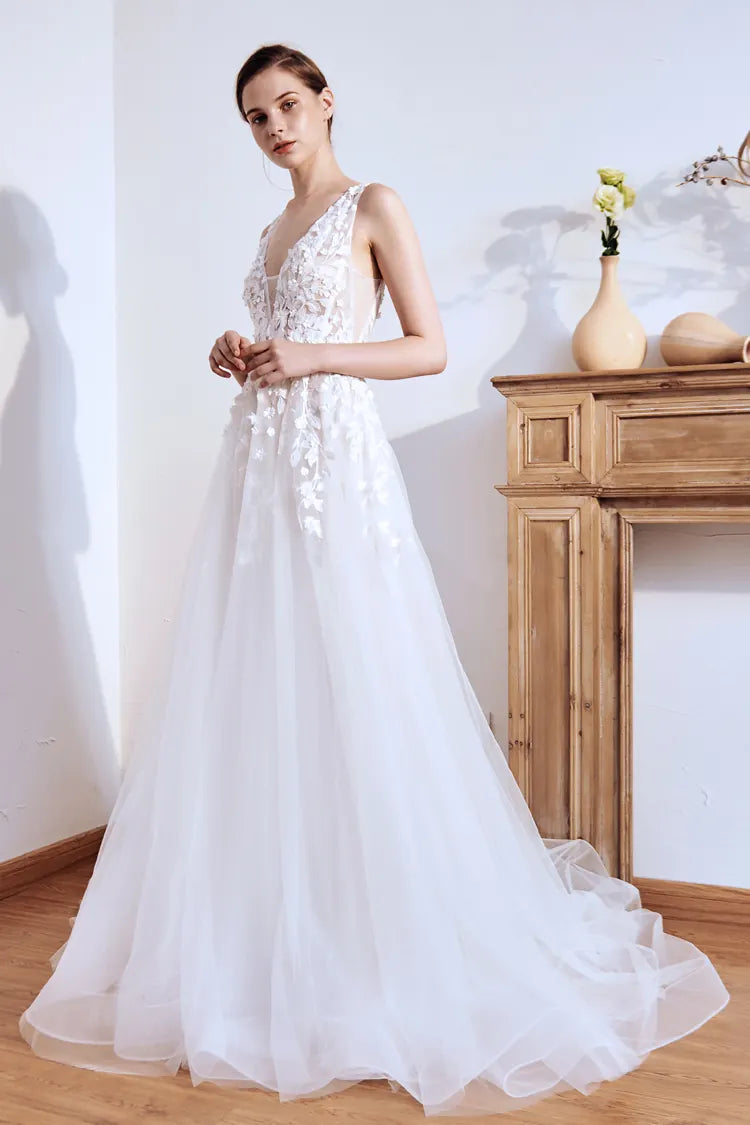 Finitions haute couture et sur-mesure d'une robe de mariée bohème.