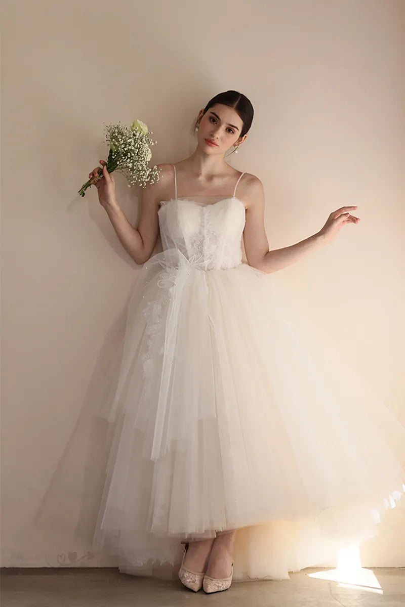 Finitions sur-mesure d'une robe de mariée avec corset à laçage.