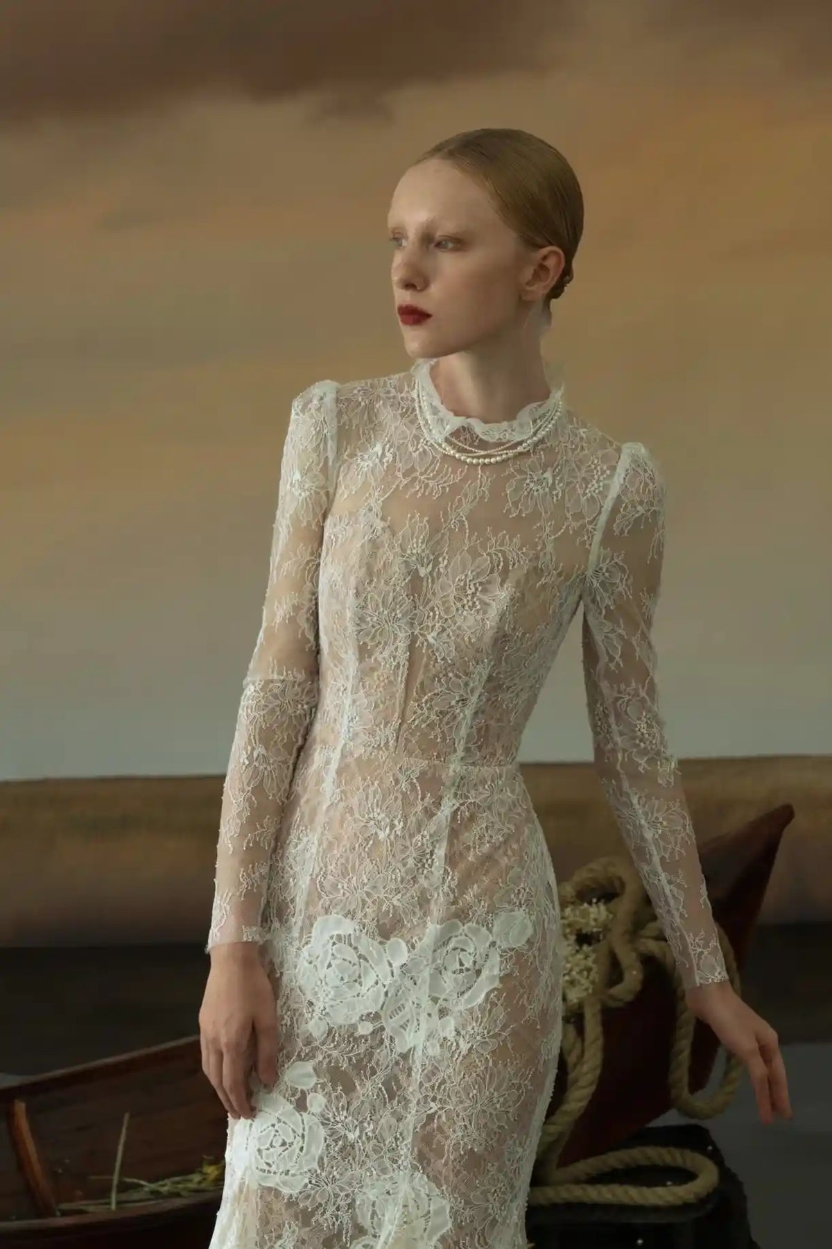 Détail du col montant et de la dentelle sur tulle suisse d'une robe de mariée rétro chic.