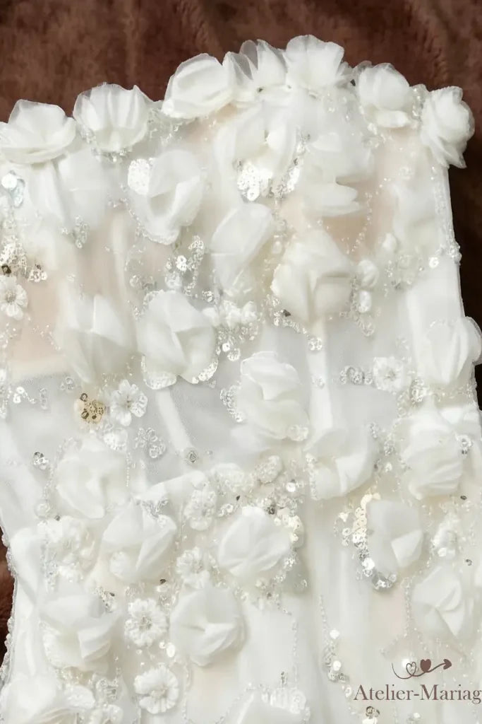 Le corsage vu de près : fleurs 3D, perles et sequins sur tulle