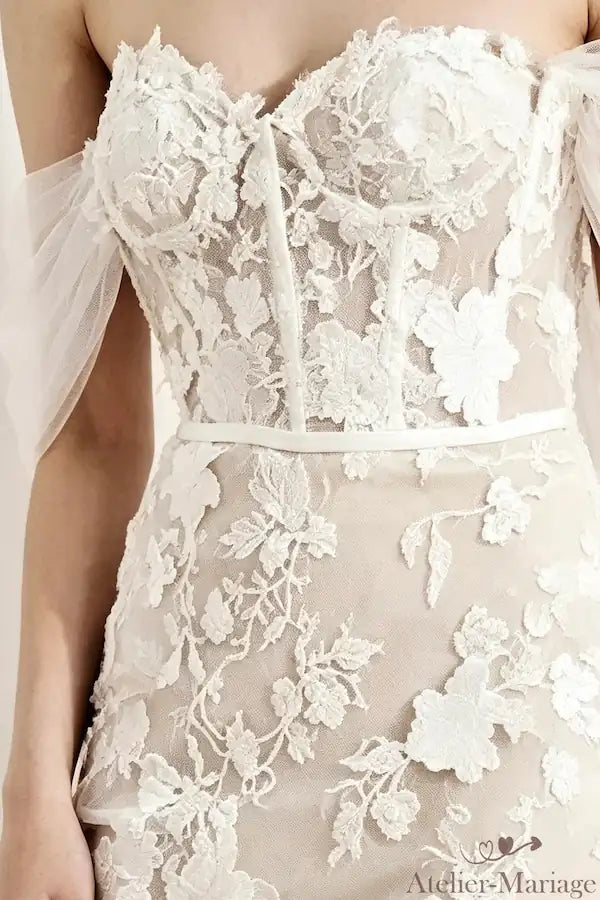 Zoom sur la structure corset apparente et les motifs de dentelle travaillés main.