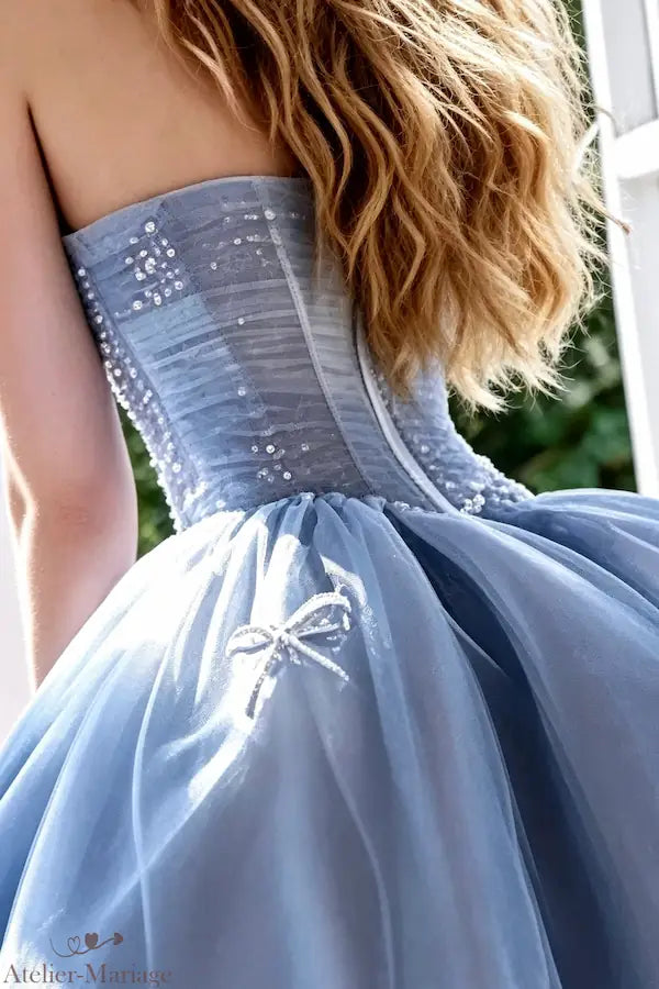 Détail du dos avec laçage corset sur tulle bleu scintillant étoilé, Atelier-Mariage.fr.