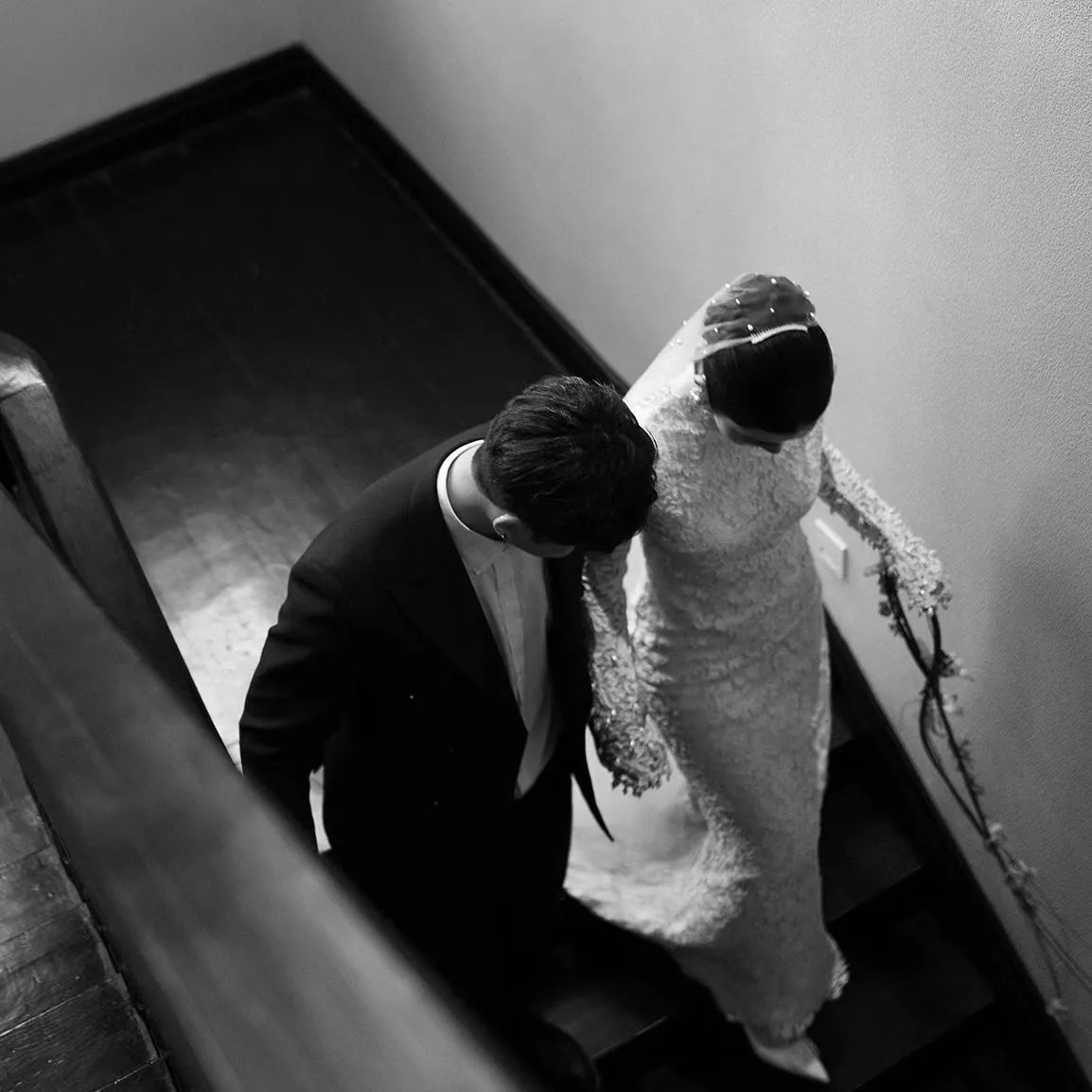 Coulisses d'un mariage hivernal avec une mariée en robe orientale bohème