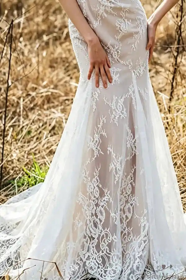 Zoom sur la silhouette sirène soulignant les hanches avec une dentelle artisanale.