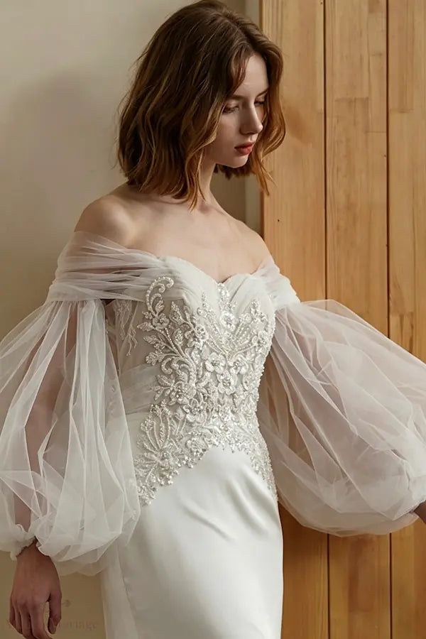 Création sur-mesure Éclat de Nacre : robe de mariée sirène avec col Bardot et broderies de perles.