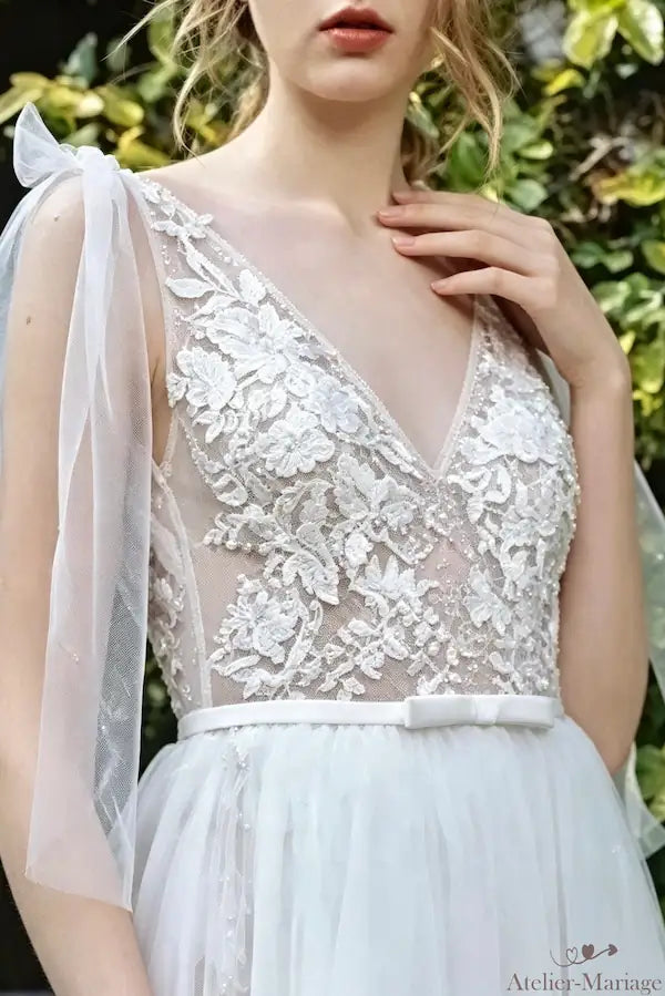 Détails de la dentelle pailletée brodée main, capturant la lumière avec élégance.