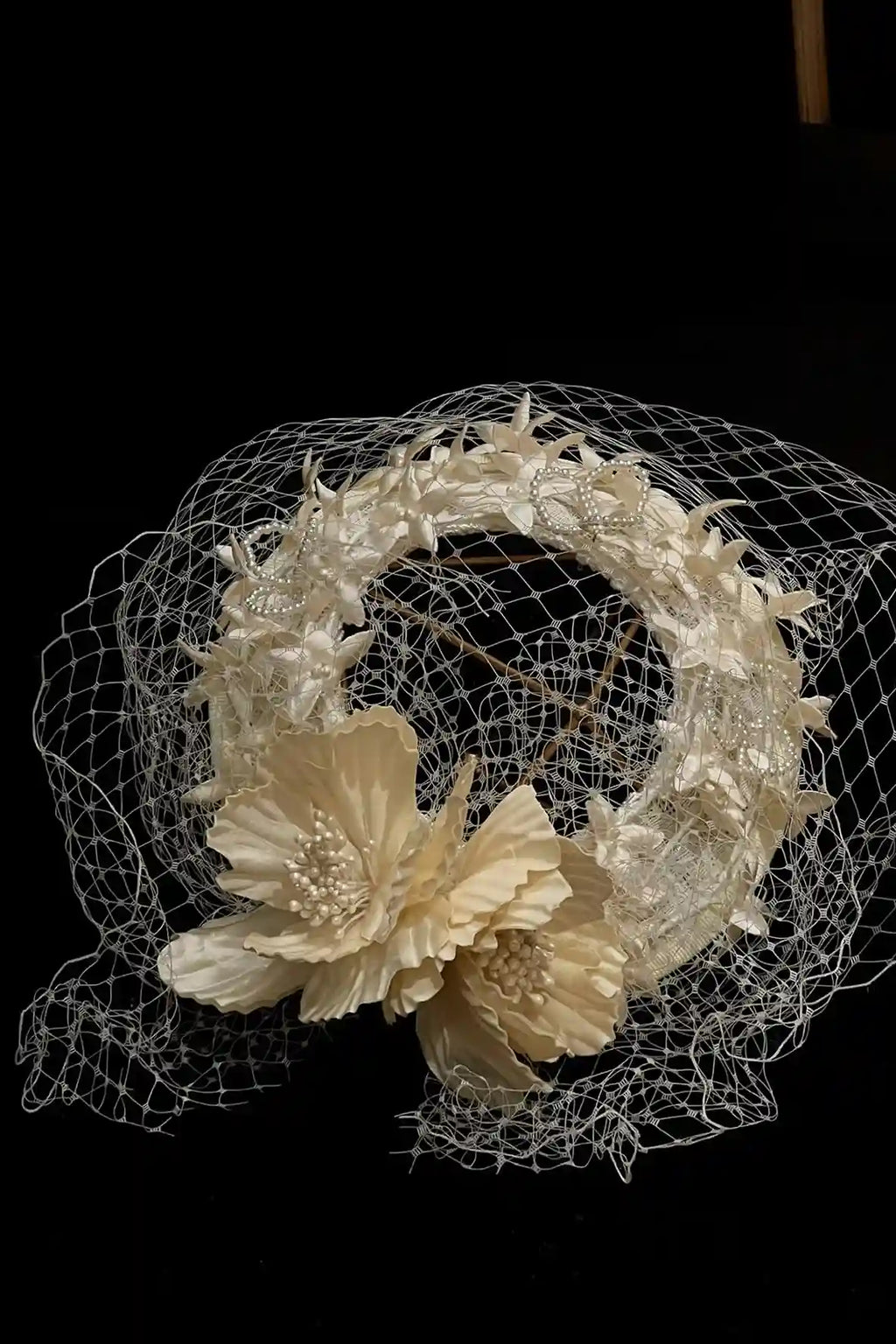 Un chapeau à voilette à la fabrication artisanale est parfait pour un mariage bohème, civile ou rétro.