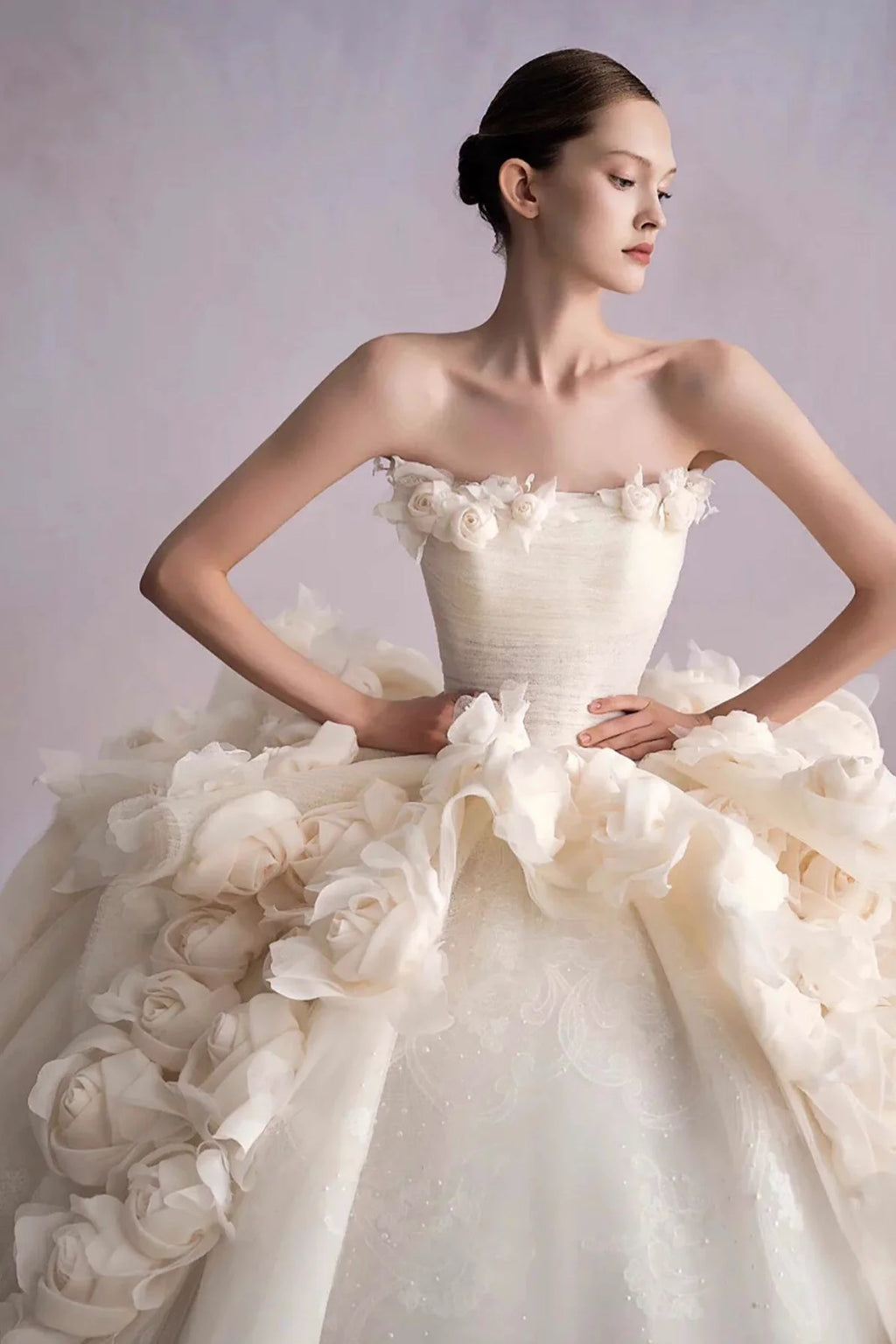 Gros plan sur le corsage de la robe de mariée montrant les délicates fleurs en tissu 3D.