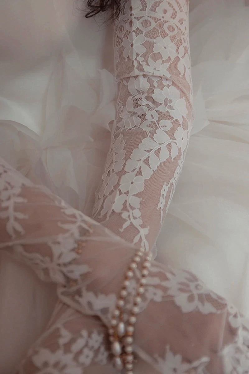 Détail de la dentelle florale fine sur tulle illusion pour accessoire de mariée.