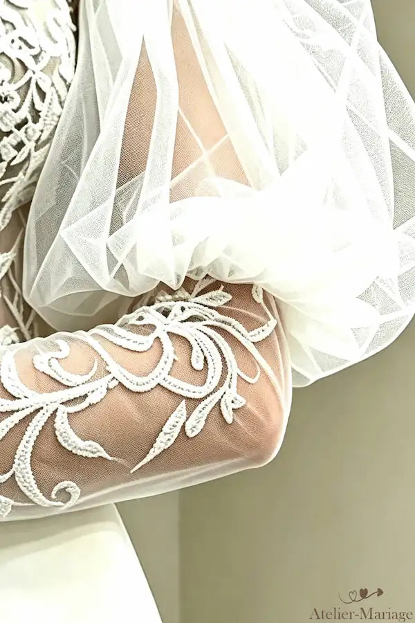 Zoom artisanat dentelle perlée cousue main sur tulle transparent