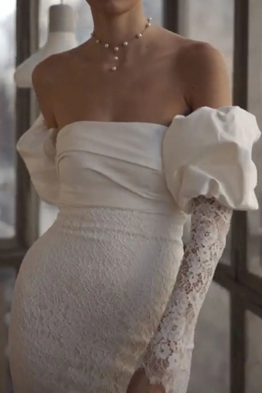 Finition en dentelle fine et transparente sur l'avant-bras pour une touche romantique.