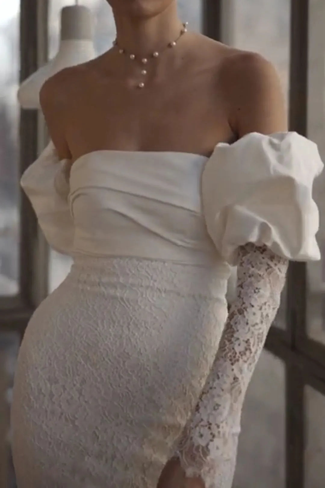 Finition en dentelle fine et transparente sur l'avant-bras pour une touche romantique.