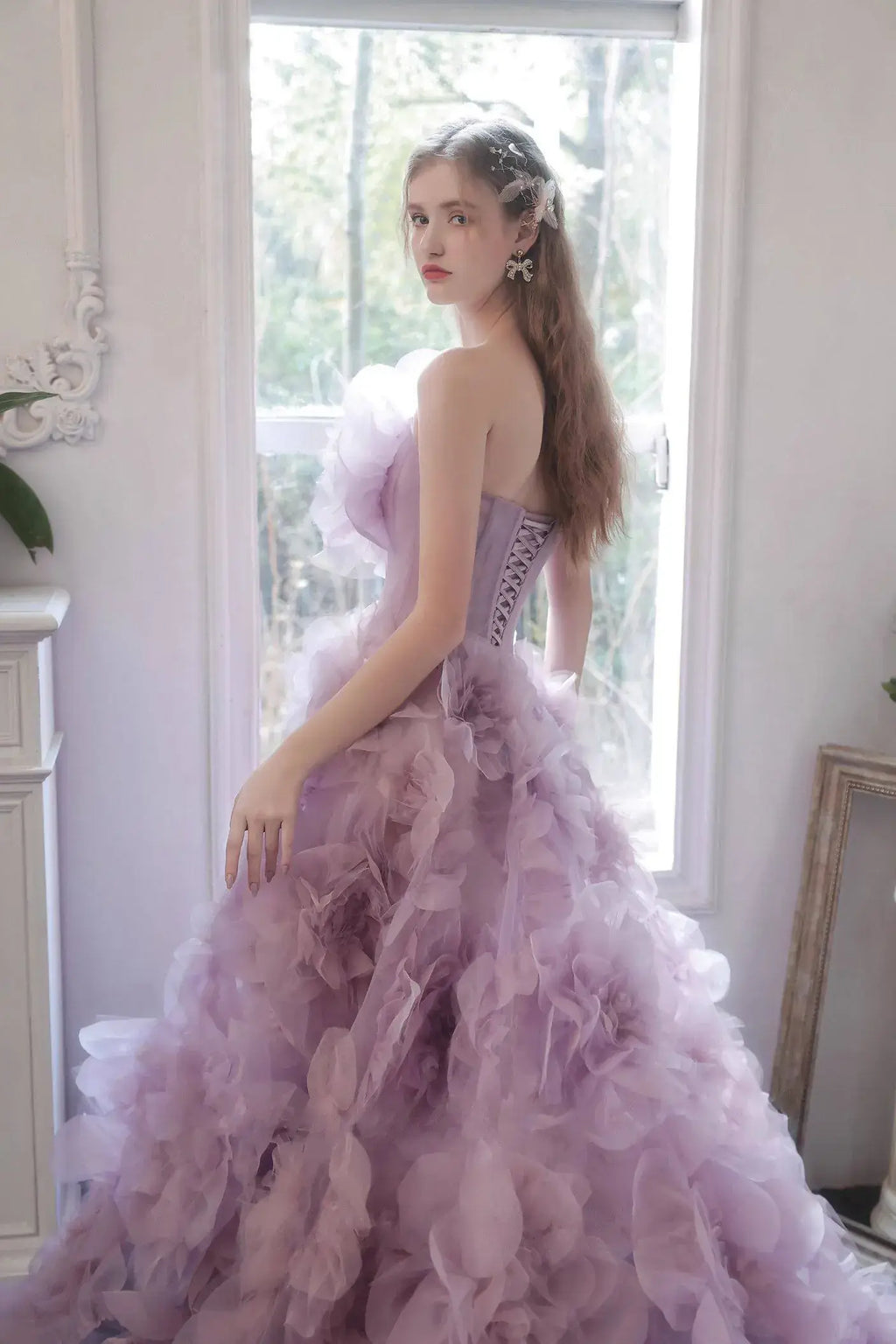 Détail du laçage corset au dos de la robe de mariée lilas assurant un maintien parfait du bustier.