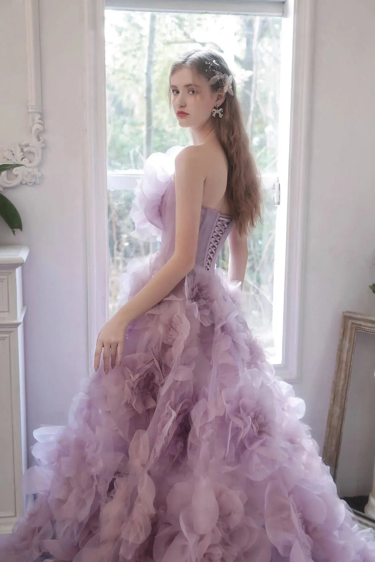 Détail du laçage corset au dos de la robe de mariée lilas assurant un maintien parfait du bustier.