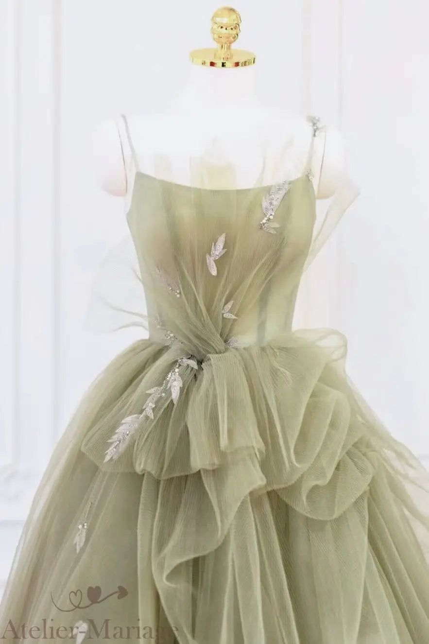 Zoom sur les fleurs 3D et perles brodées main sur le bustier vert sauge.